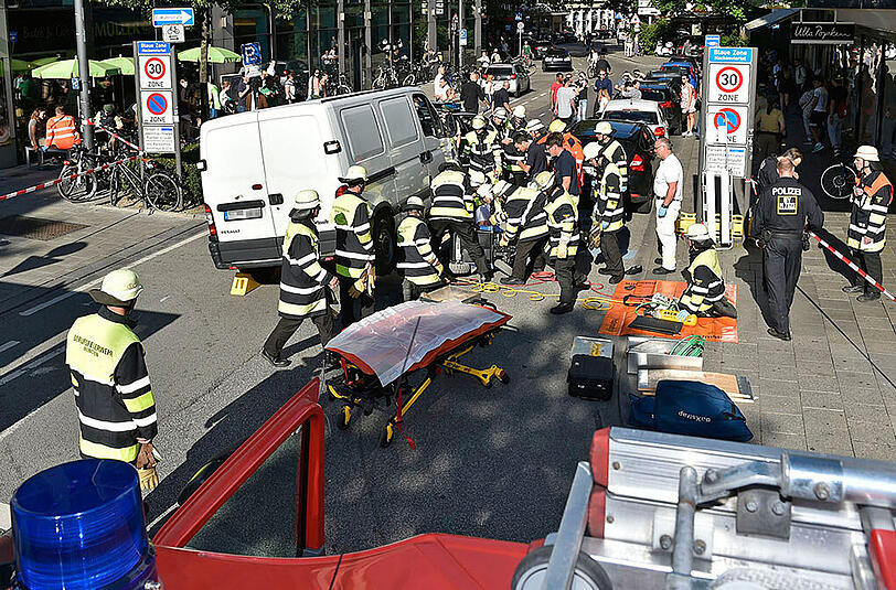 Schrecklicher Unfall: Eine 82-Jährige wird mitsamt ihrem elektrischen Rollstuhl unter einem Transporter eingeklemmt.