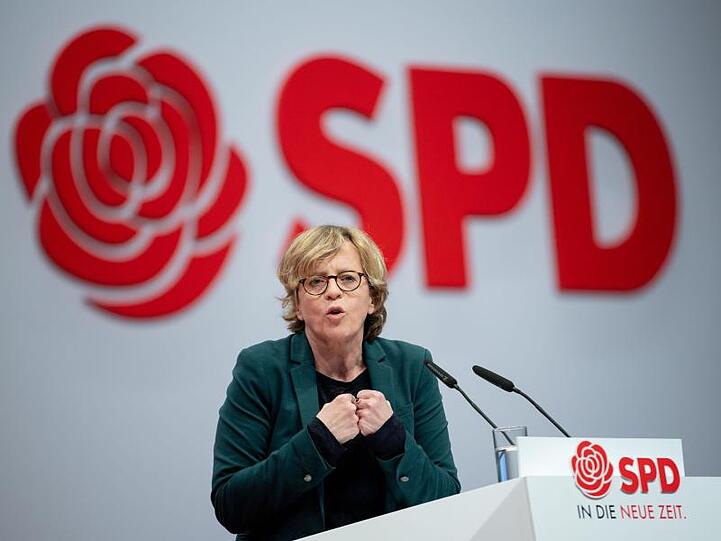 Natascha Kohnen spricht beim SPD-Bundesparteitag. Foto: Bernd von Jutrczenka/dpa