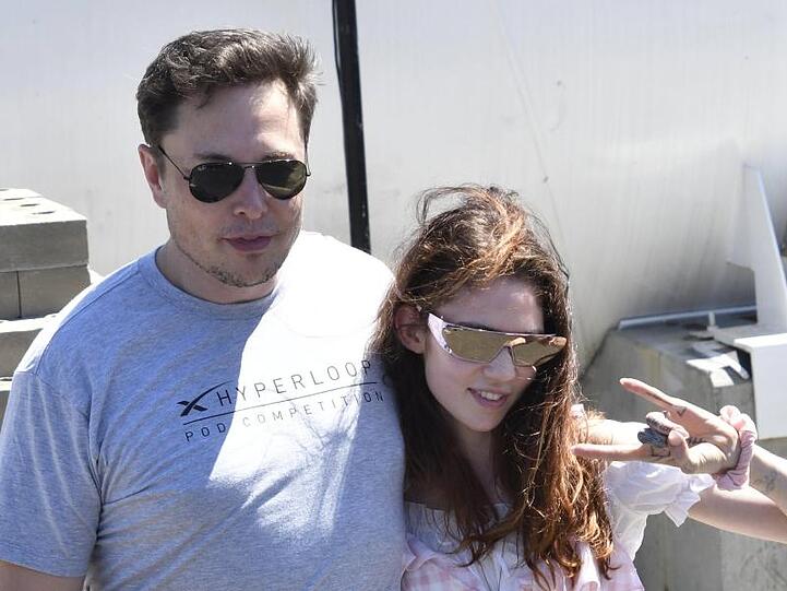 Arm in Arm: Elon Musk und Grimes.