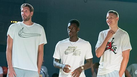 Dirk Nowitzki (l-r), Dennis Schröder und Moritz Wagner stehen bei der Veranstaltung eines Sportausrüsters beisammen.
