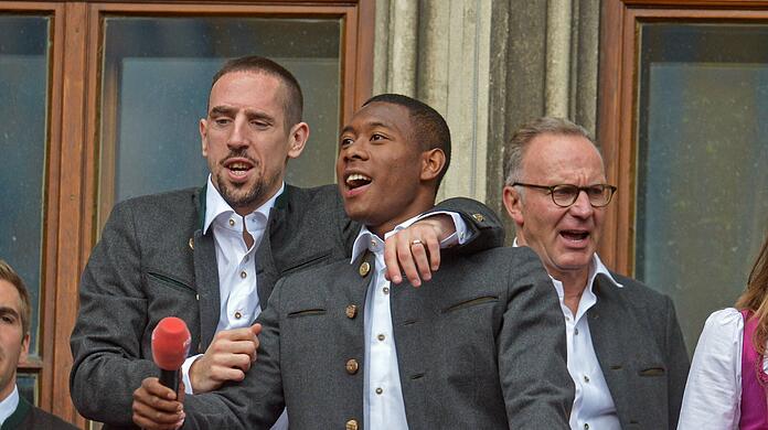 Gute Freunde - nicht nur bei den Meisterfeiern der Bayern: Franck Ribéry (l) und David Alaba. (Archivbild)