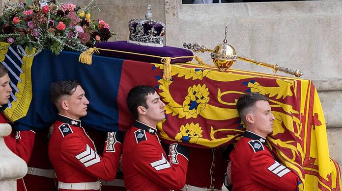 Queen Elizabeth II. ruht neben ihren Eltern und ihrem ein Jahr vor ihr verstorbenen Ehemann Prinz Philip.