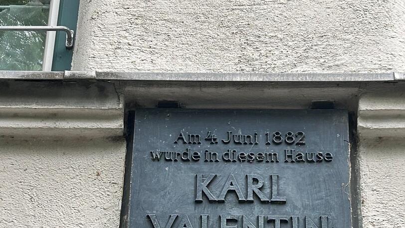 Eine Tafel erinnert an den großen Karl Valentin. Eine Tafel erinnert an den großen Karl Valentin.