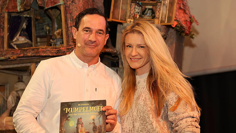 S&ouml;nke M&ouml;hring und Bo Starker bei der Lesung zu "Mumpfelmoff" in der Black Box im Gasteig in M&uuml;nchen.