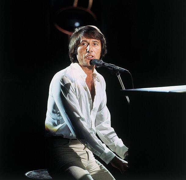 Udo Jürgens bei einem Auftritt in der ZDF-Hitparade. Udo Jürgens bei einem Auftritt in der ZDF-Hitparade.