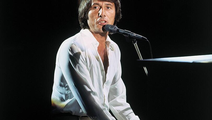Udo Jürgens bei einem Auftritt in der ZDF-Hitparade. Udo Jürgens bei einem Auftritt in der ZDF-Hitparade.