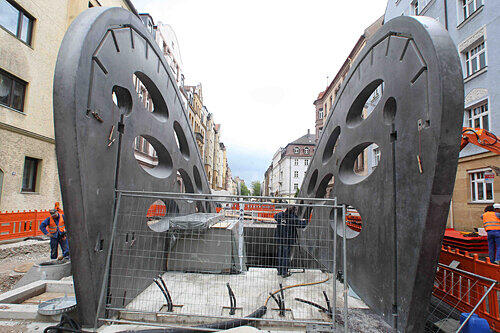 Kunst am U-Bahnhof: Zwei überdimensionale &bdquo;Ohren&ldquo; aus dunklem Beton schmücken den Aufgang zum Kaulbachplatz.