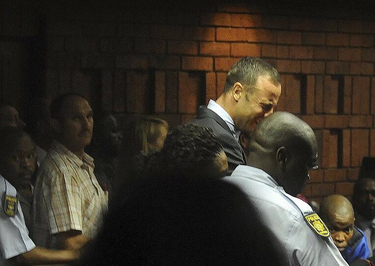 Zeitungen berichten, die Nachbarschaft habe schon mehrfach häusliche Auseinandersetzungen zwischen Pistorius und seiner Freundin erlebt. Polizistin Denise Beuskens sprach von &bdquo;Vorfällen häuslicher Natur&ldquo;. Pistorius hatte 2009 bereits eine Nacht im Gefängnis verbracht, nachdem er bei einer Party angeblich eine 19-Jährige tätlich angegriffen haben soll.