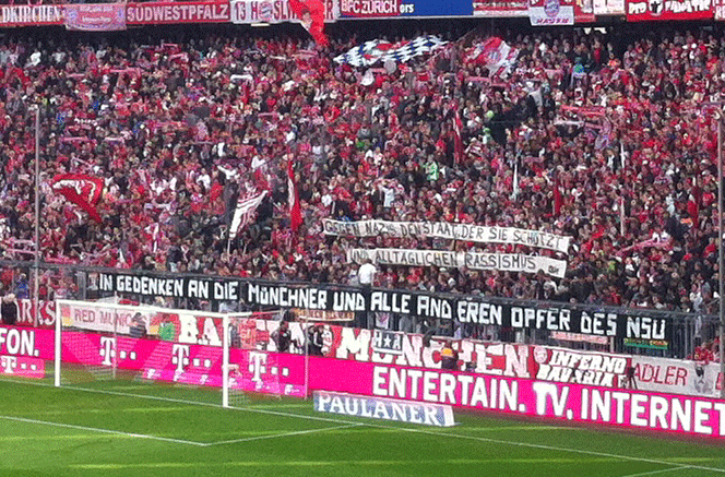 Die Ultras des FC Bayern setzen mit zwei Spruchbändern ein Zeichen gegen Rechts.