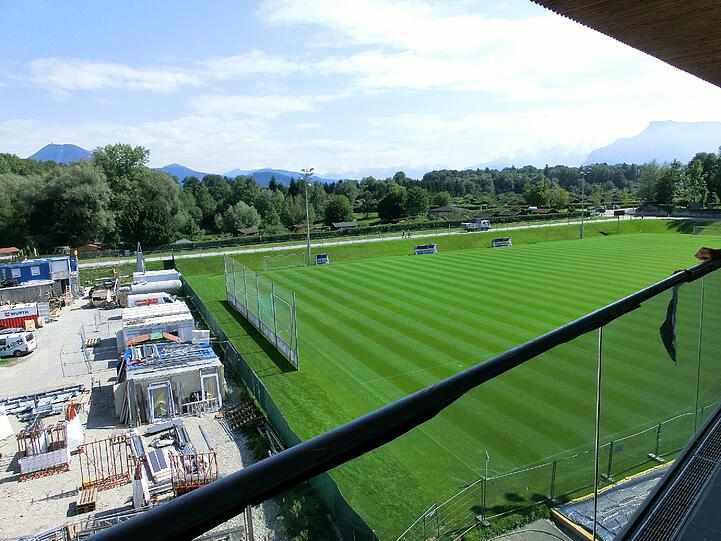 Blick vom Balkon auf einen der drei Fußballplätze.