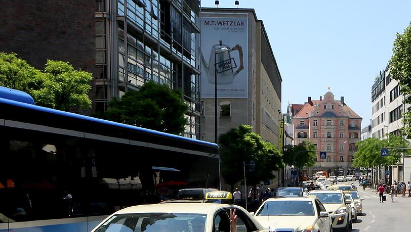 In einer langen und hupenden Schlange fuhren die Taxler durch die Innenstadt. In einer langen und hupenden Schlange fuhren die Taxler durch die Innenstadt.