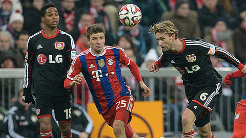Treffen im DFB-Pokal zum vierten Mal aufeinander: Thomas Müller (l.) mit dem FC Bayern und Simon Rolfes (r.) mit Bayer Leverkusen.