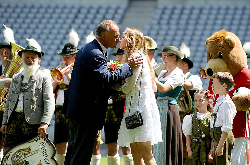 Und auch ein Küsschen von Karl-Heinz Rummenigge gab es für Mariann Barrena McClay.