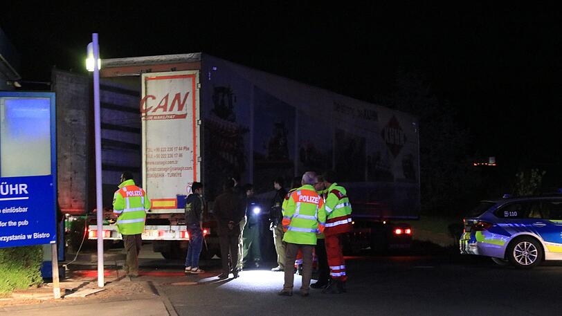 Die Flüchtlinge waren möglicherweise bereits in der Türkei zugestiegen und hatten über 2.000 Kilometer lang in dem Hänger ausgeharrt.