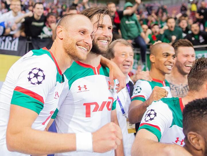 Benedikt Höwedes (l) feiert mit seinen Teamkameraden von Lokomotive Moskau den 2:1-Sieg über Leverkusen.