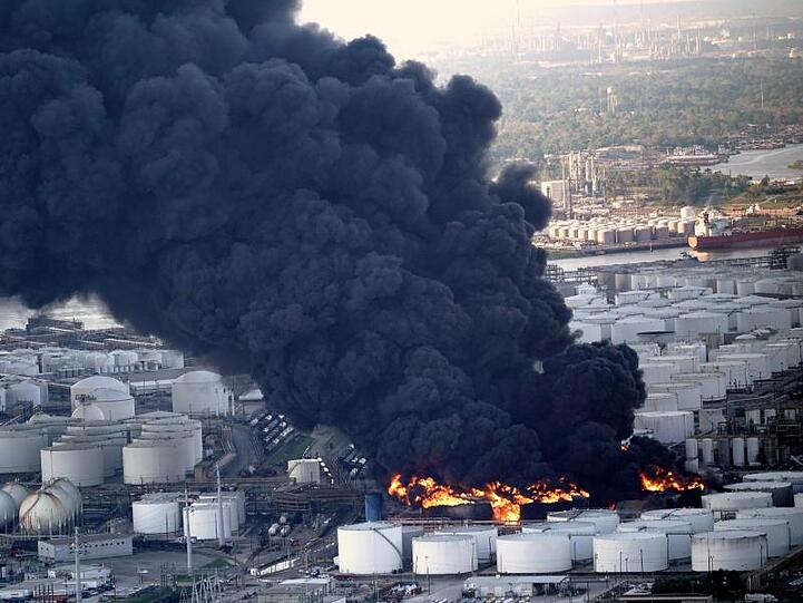 Ein Großbrand in einem Chemiewerk in einem Vorort von Houston sorgt für dichte Rauchwolken über der texanischen Großstadt.