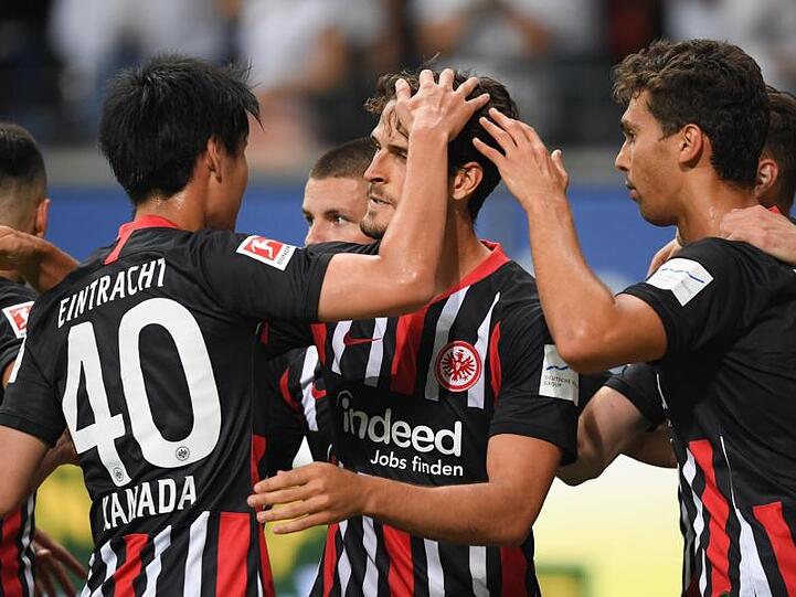Die Eintracht-Spieler feiern das Weiterkommen gegen Tallinn.
