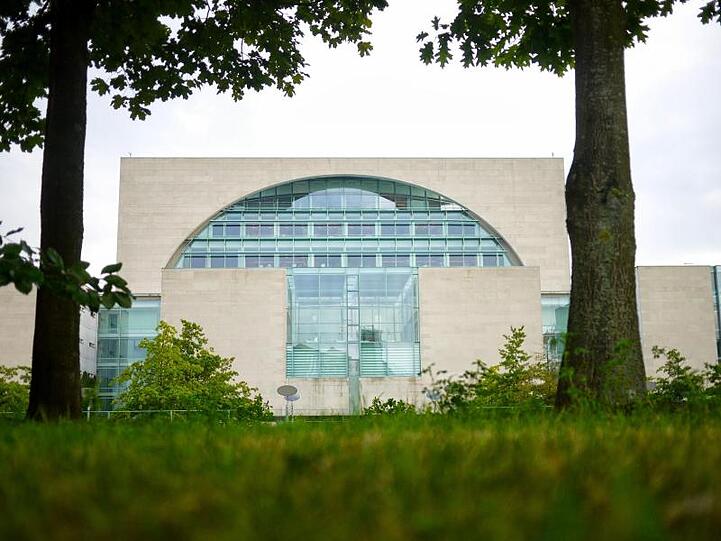 Bundeskanzleramt in Berlin. In der 70-jährigen Geschichte der Bundesrepublik haben bisher immer die Spitzenkandidaten von Union oder SPD den Kanzler gestellt.