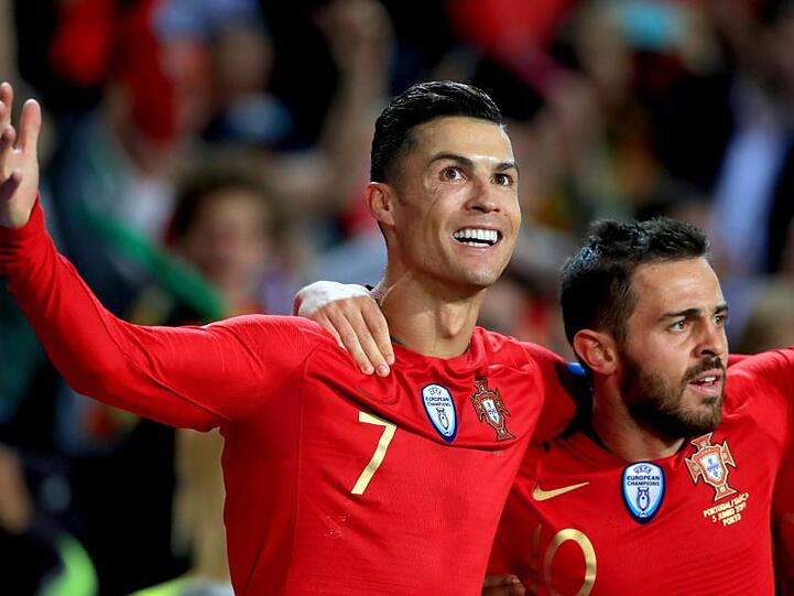 Cristiano Ronaldo (l) jubelt mit seinem Teamkollegen Bernardo Silva im Spiel gegen die Schweiz.