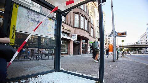 Die Scheibe einer Bushaltestelle ist vermutlich durch Schüsse zerborsten.