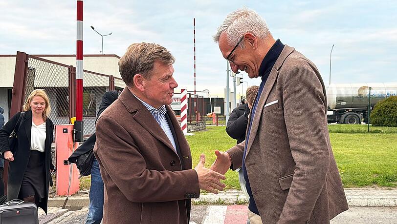 Der neue Außenminister Wadephul (l.) wurde an der Grenze vom deutschen Botschafter in der Ukraine, Martin Jäger, begrüßt.