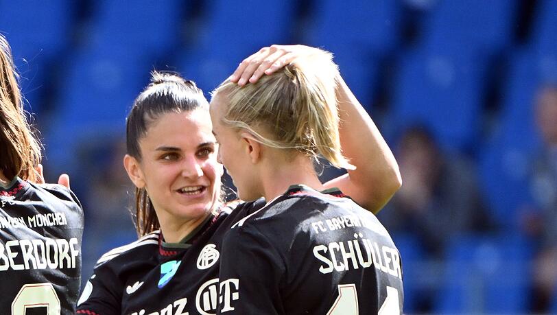 Bayern-Stürmerin Jovana Damnjanovic (li.) ist an der Wade verletzt (Archivbild)