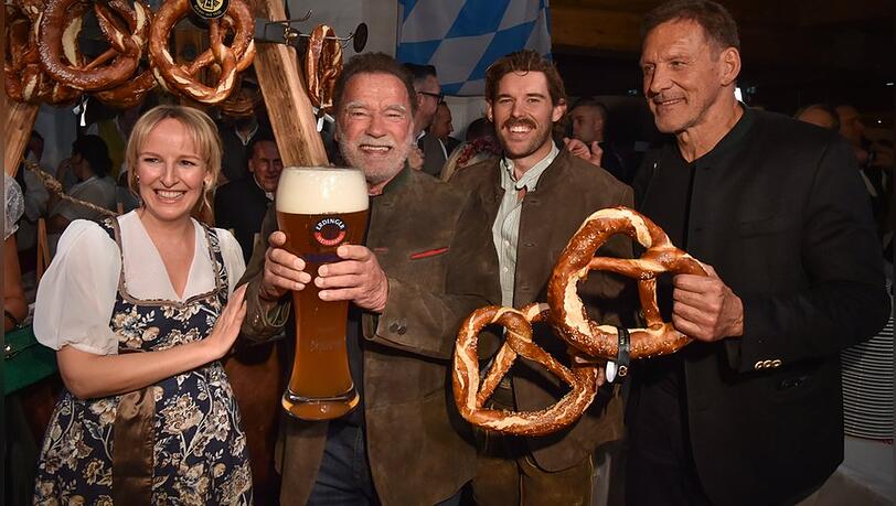 Arnold Schwarzenegger (l.), sein Sohn Christopher und Familienfreund Ralf Moeller bei der 33. Ausgabe der Wei&szlig;wurstparty im Stanglwirt.