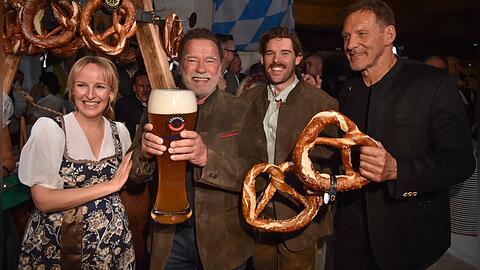 Arnold Schwarzenegger (l.), sein Sohn Christopher und Familienfreund Ralf Moeller bei der 33. Ausgabe der Wei&szlig;wurstparty im Stanglwirt.