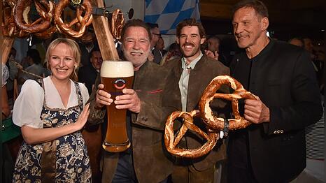 Arnold Schwarzenegger (l.), sein Sohn Christopher und Familienfreund Ralf Moeller bei der 33. Ausgabe der Wei&szlig;wurstparty im Stanglwirt.