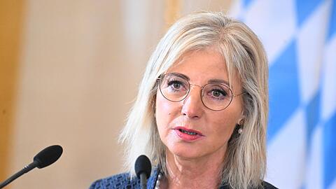 Sozialministerin Ulrike Scharf (CSU) spricht sich gegen ein Social-Media-Verbot f&uuml;r Kinder und Jugendliche aus. (Archivbild)