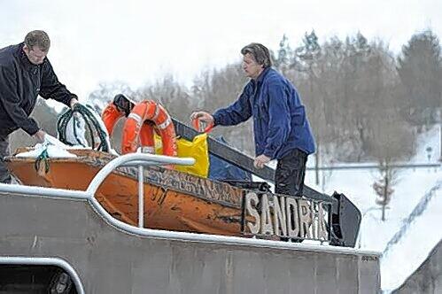 Unverhoffter Urlaub auf dem Main-Donau-Kanal: die Binnenschiffer Robin (links) und sein Vater Robinson de Jonge.