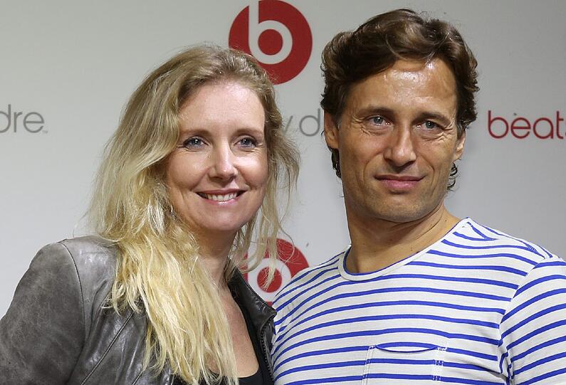 Designerin Jette Joop und ihr Mann Christian Elsen posieren am Montag (03.09.2012) vor dem Club Spindler und Klatt in Berlin auf dem roten Teppich für die Fotografen.