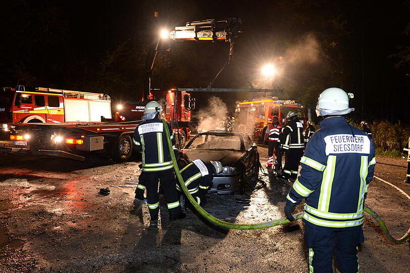 Auf der B 306 bei Siegsdorf brannte ein BMW-Cabrio völlig aus. Der Fahrer konnte sich in letzter Sekunde retten. Die Bilder vom Feuerwehreinsatz.