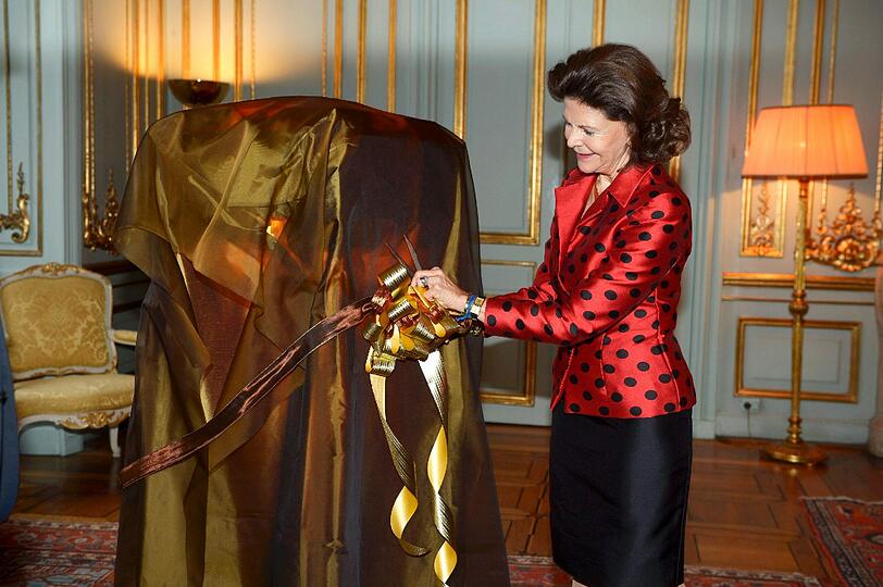 Königin Silvia vor dem Geschenk des Parlaments zum 70. Geburtstag.