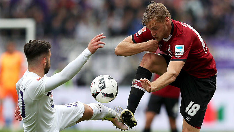 Der Nürnberger Hanno Behrens (r) versucht gegen Calogero Rizzuto von Erzgebirge Aue an den Ball zu kommen.
