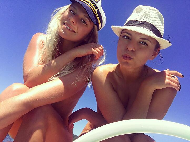 Nackt auf einem Boot: Cheyenne Pahde und Franziska Benz