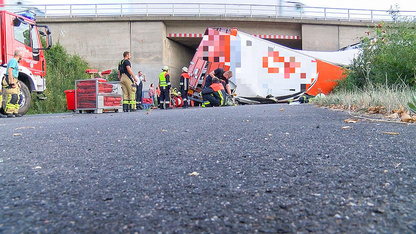 Der Lastwagen wurde komplett zerstört, der Fahrer mit schweren Verletzungen ins Krankenhaus gebracht. Die Bilder vom Unfallort.