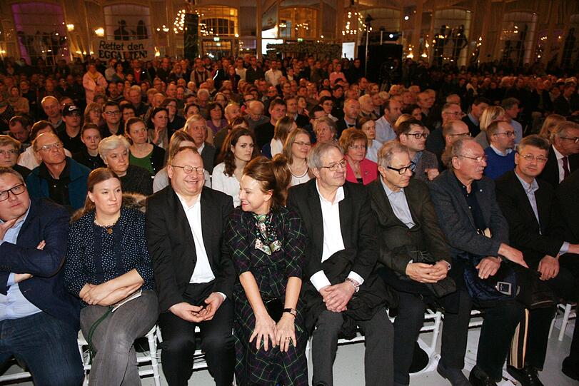 Die Veranstaltung in der Theaterfabrik war gut besucht, die Stimmung teils ziemlich aufgeheizt.