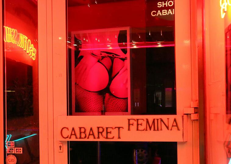 ...und das Cabaret Femina, das mit einem äußerst ansehnlichen Hinterteil wirbt, gehören hier zu den Standards.