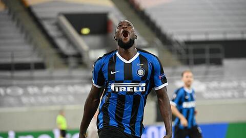 Inter Mailands Stürmer Romelu Lukaku schreit seine Freude hinaus.