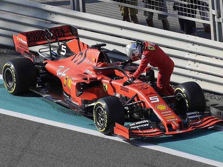 Braucht dringend ein neues Dienstfahrzeug: Sebastian Vettel stützt sich auf seinen liegengebliebenen Rennwagen.