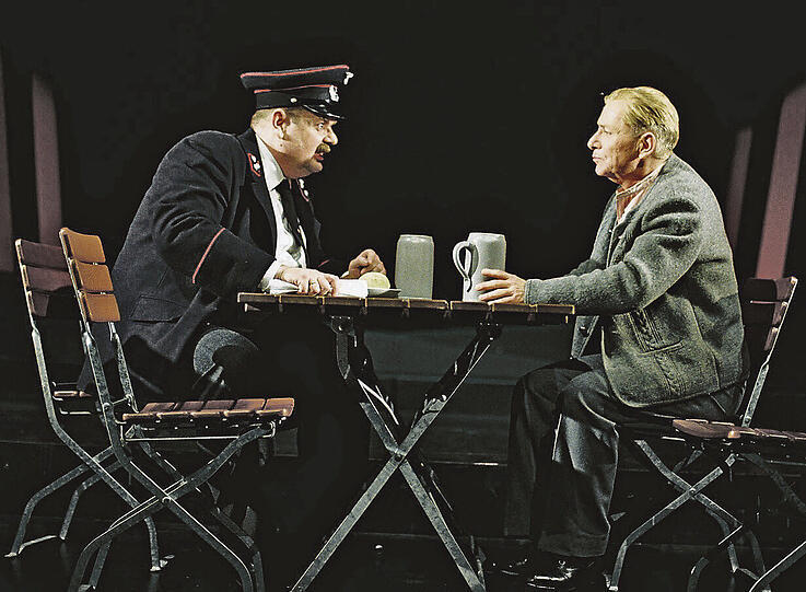 Spitzelei am Wirtshaus-Tisch: Polizeimann (Ulrich Bosch) will dem Anwalt (Eckhart Neuberg) bei der Bamberger Brotzeit etwas entlocken. Foto: Rose