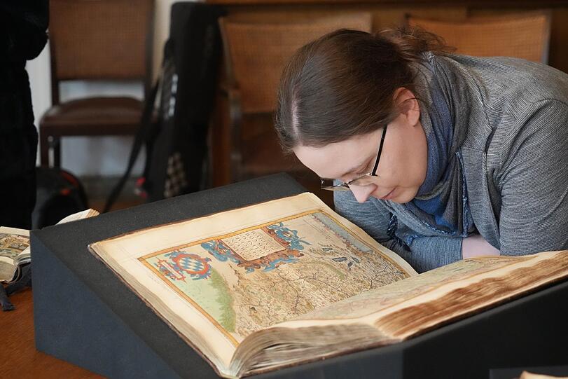 Eva Bunge sieht sich das "Theatrum Orbis Terrarum", den ersten Atlas der Welt, von 1571 ganz genau an.