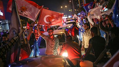 Anhänger des türkischen Präsidenten Erdogan feiern nach dem Ergebnis der Stichwahl im türkischen Kahramanmaras.