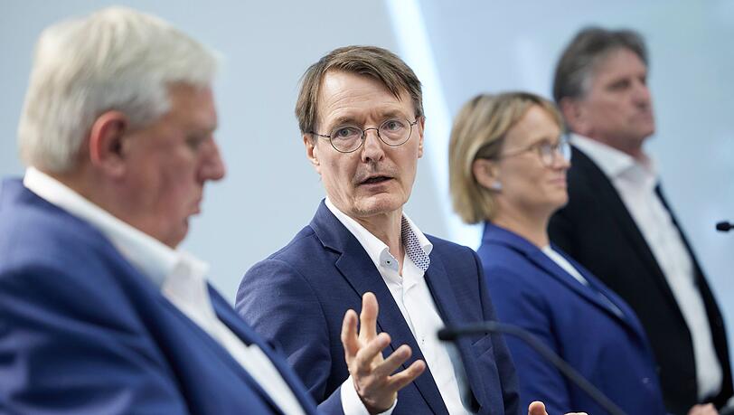 Karl Lauterbach (2.v.l.) zusammen mit NRW-Gesundheitsminiser Karl-Josef Laumann (l.), Melanie Schlotzhauer, Hamburgs Gesundheitssenatorin (2.v.r.), sowie dem baden-württembergischen Gesundheitsminister Manfred Lucha.
