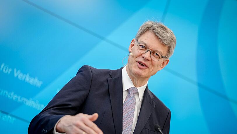 Minister Schnieder: Fast zwei Dutzend Maßnahmen für einen pünktlicheren Bahnverkehr. Minister Schnieder: Fast zwei Dutzend Maßnahmen für einen pünktlicheren Bahnverkehr.