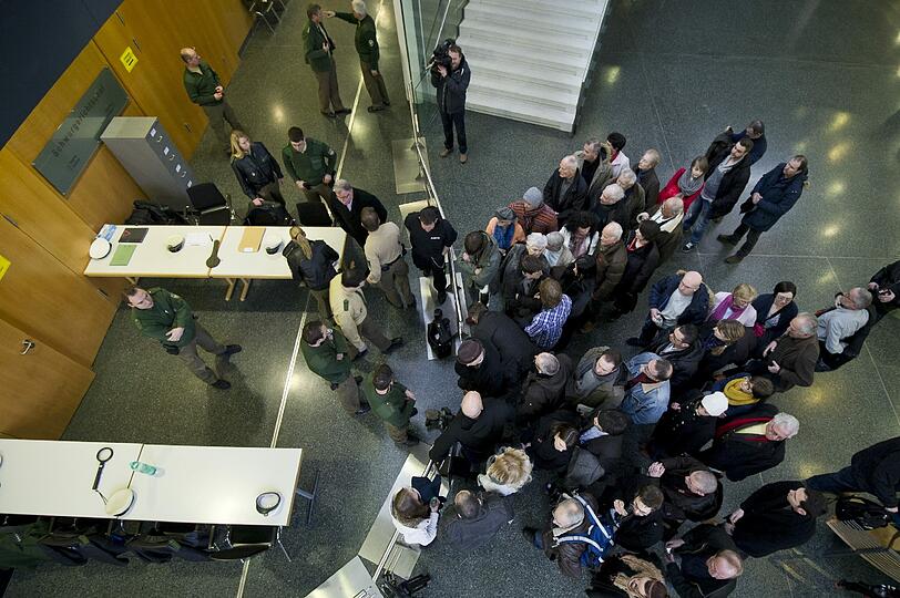 Zum Prozessauftrag herrscht großer Andrang vor dem Landgericht in Augsburg.