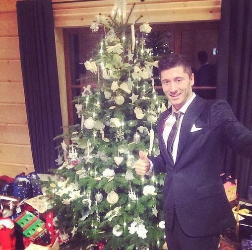 "Weso³ych &OElig;wi¹t :)", also "Frohe Weihnachten" auf polnisch von Robert Lewandowski.