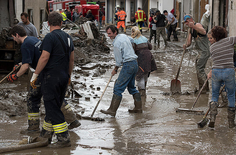 Aufräumen nach dem Hochwasser: Nasser Müll, Schlamm und Wasser soweit das Auge reicht. Die Bilder aus Simbach am Inn, Triftern und weiteren Gemeinden.