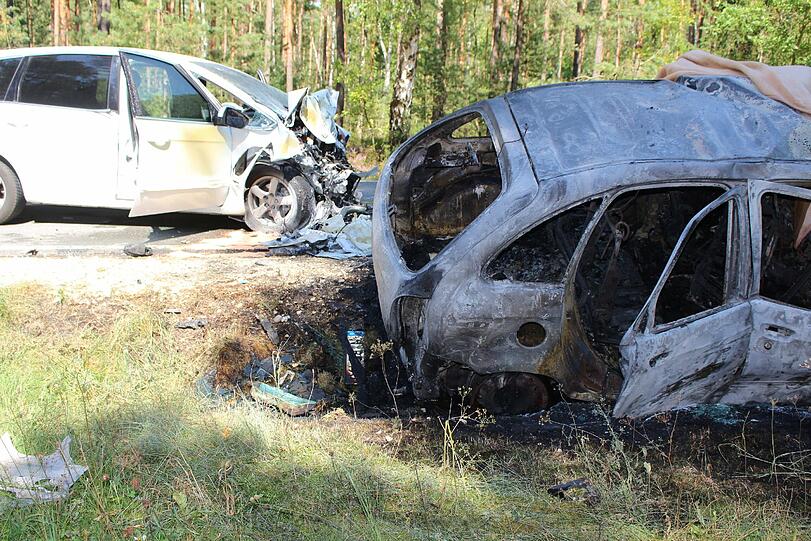 Das Geschlecht der Person am Steuer des ersten Wagens war zunächst ebenso unklar wie die Identitäten der weiteren Beteiligten.